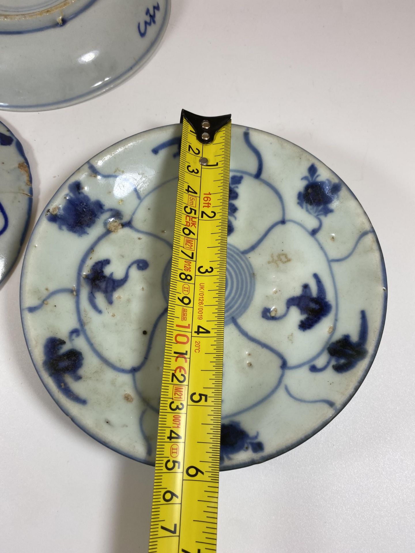 A GROUP OF THREE 19TH CENTURY AND LATER CHINESE BLUE AND WHITE DISHES, DIAMETER 15CM - Image 6 of 6