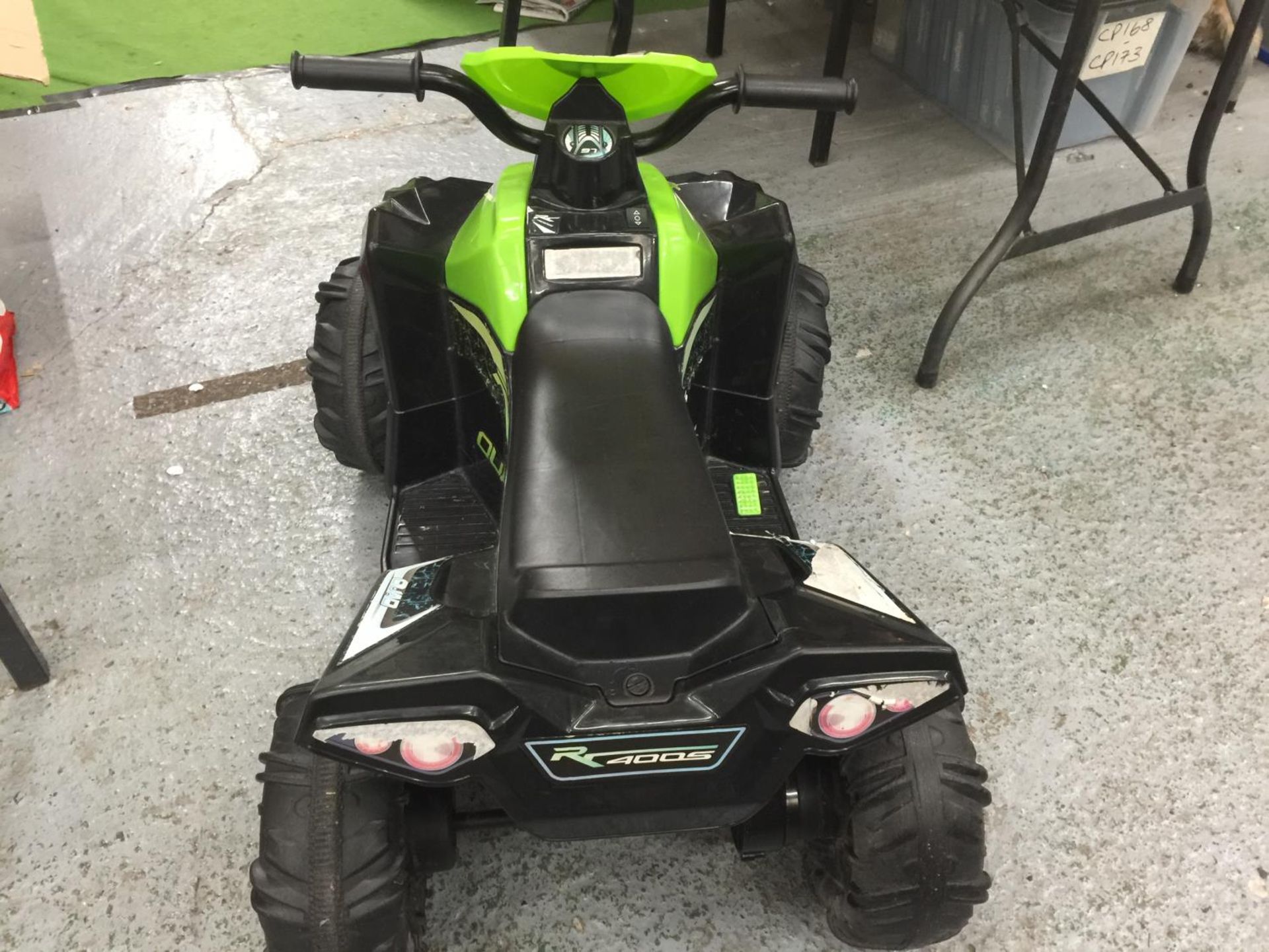 A CHILDREN'S ELECTRIC QUAD BIKE WITH CHARGER - VENDOR STATES IN WORKING ORDER AND VERY LITTLE USE, - Bild 3 aus 3