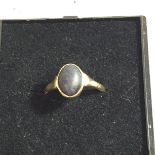 A 9CT GOLD RING WITH BLUEY BLACK STONE, WEIGHT 2G, SIZE I