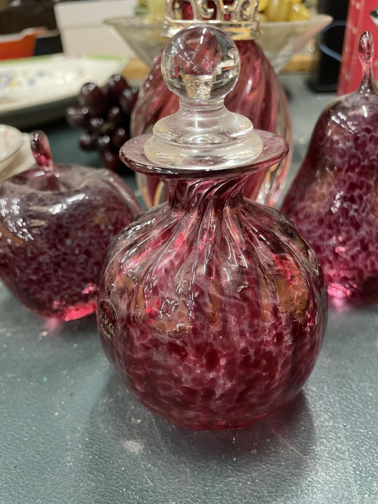 FOUR PIECES OF CRANBERRY GLASS TO INCLUDE A SCENT BOTTLE AND VINTAGE PERFUME BOTTLE WITH PONTIL MARK - Image 2 of 3