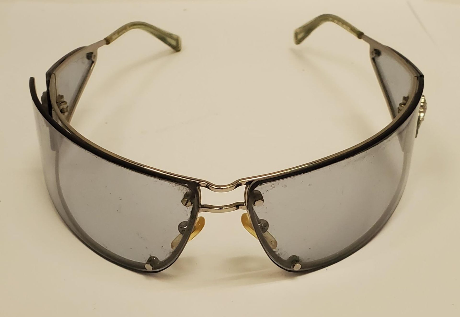 A PAIR OF WRAPAROUND GLASSES MARKED 'VERSACE' IN A GUCCI CASE AND BOX - Bild 2 aus 2