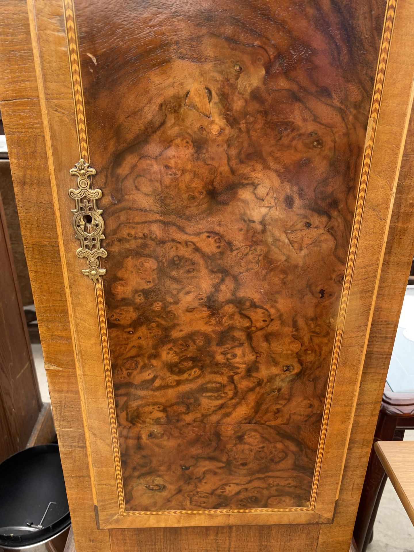 A 19TH CENTURY STYLE WALNUT AND INLAID LONGCASE CLOCK WITH PAINTED DIAL - Image 4 of 6