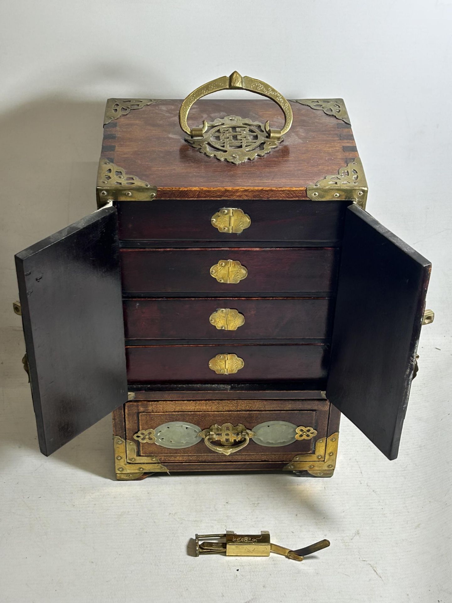 AN ORIENTAL JEWELLERY CABINET, WITH HIDDEN DRAWERS AND BRASS FITTINGS, ALONG WITH JADE STYLE INSERTS - Image 3 of 5