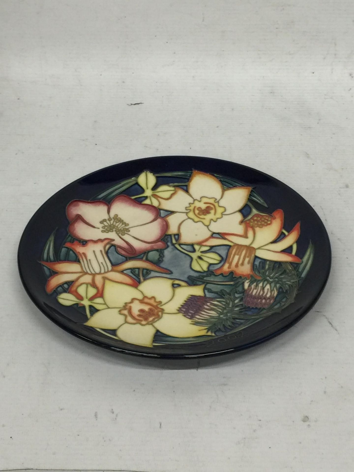 A MOORCROFT POTTERY GOLDEN JUBILEE PLATE, LIMITED EDITION 119/750, DATED 2002