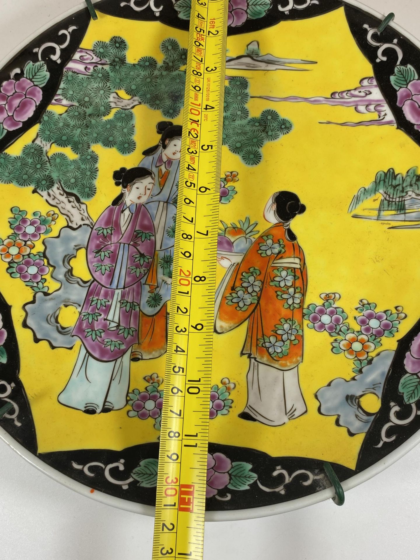 A LARGE 20TH CENTURY ORIENTAL YELLOW GROUND CHARGER WITH FIGURAL DESIGN, DIAMETER 31CM - Image 6 of 6