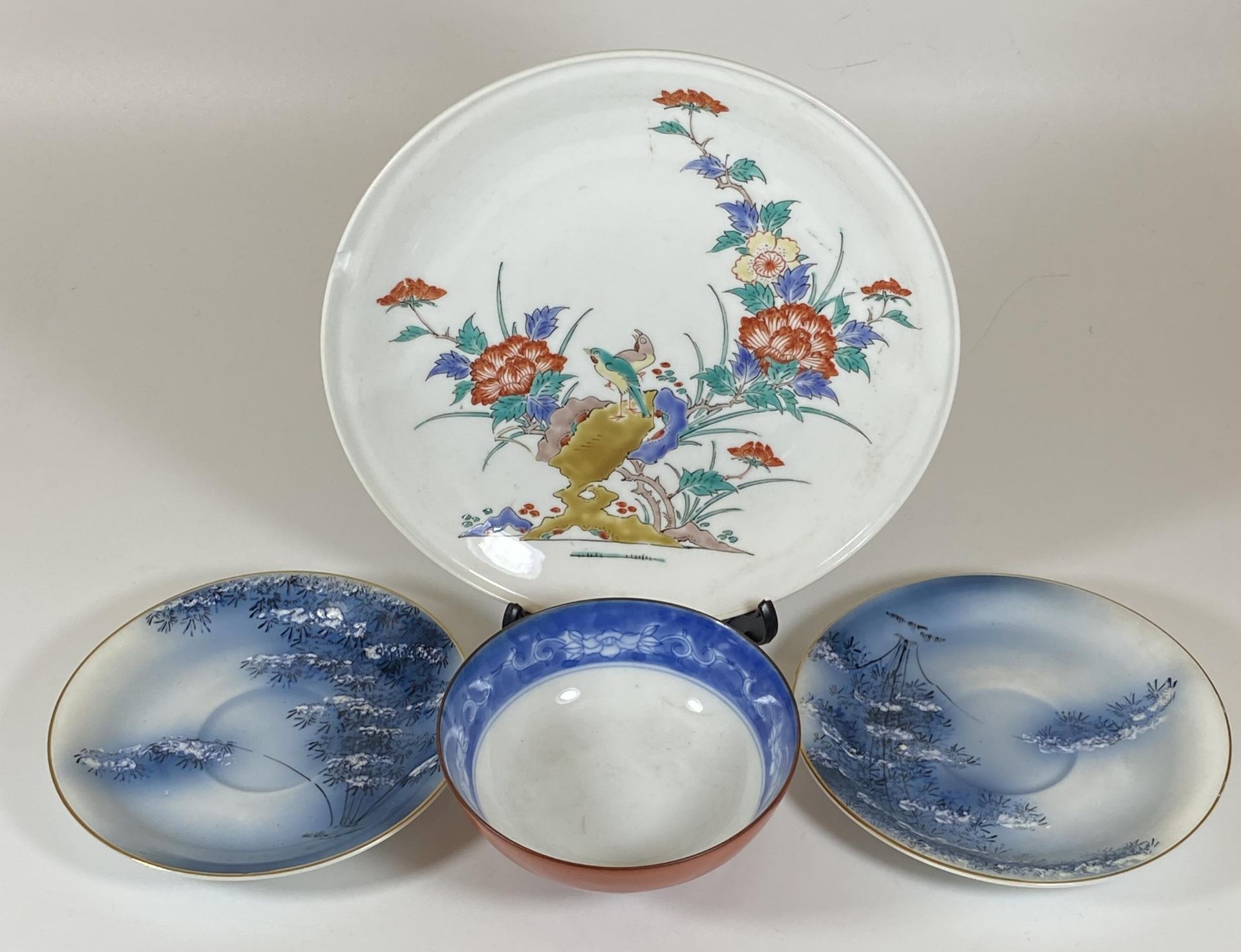 A GROUP OF FOUR ORIENTAL PORCELAIN ITEMS, FLORAL PLATE, JAPANESE PLATES AND BOWL