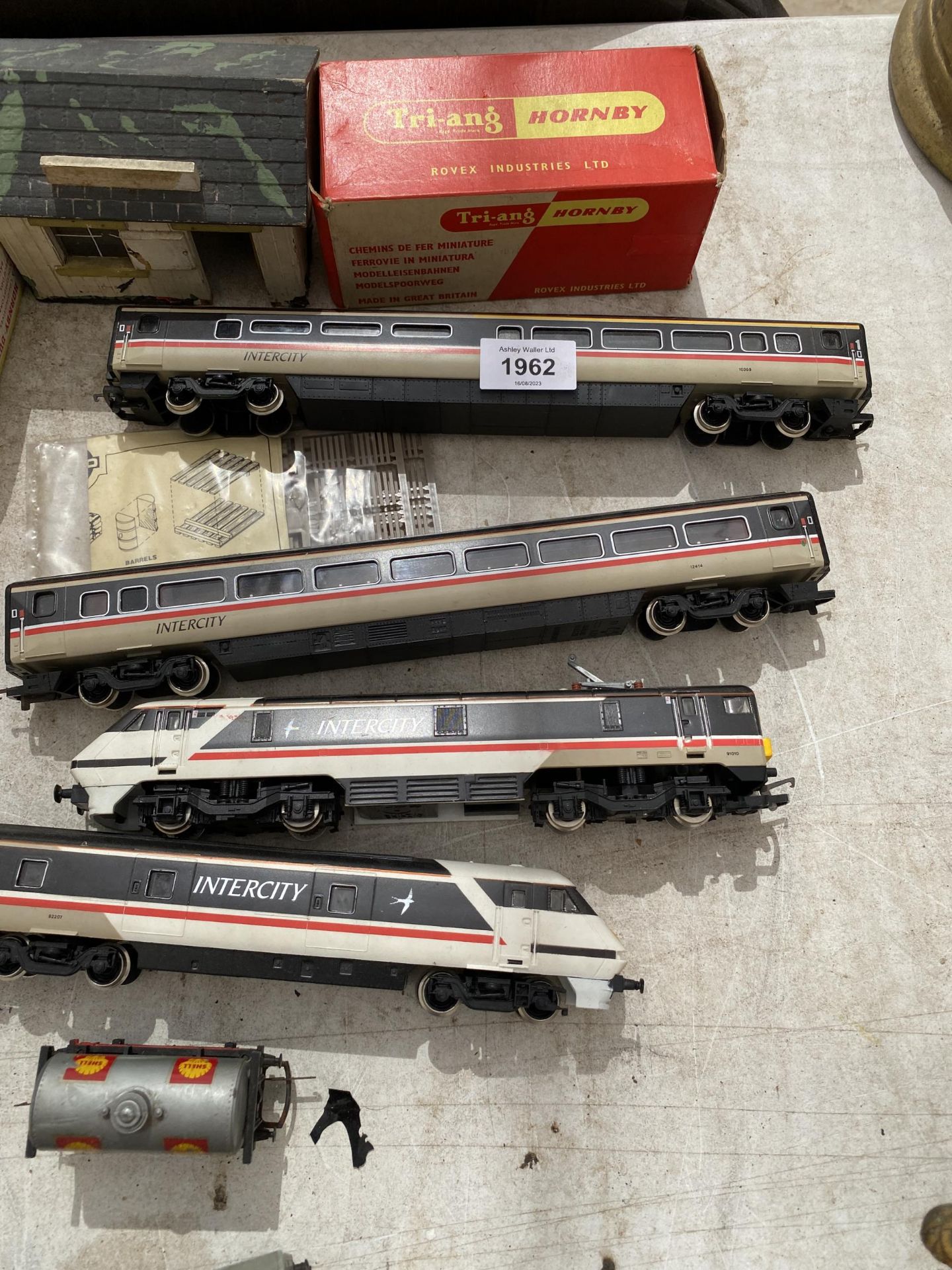 AN ASSORTMENT OF MODEL TRAIN ITEMS TO INCLUDE TRACK, TRAINS AND CARTS, TO ALSO INCLUDE SOME TRI- - Image 2 of 4