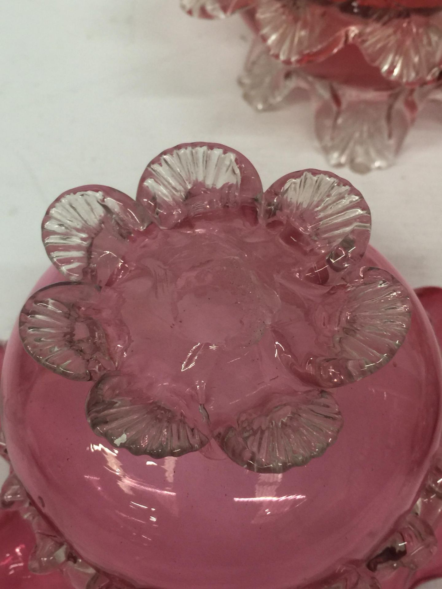 A GROUP OF FIVE VINTAGE CRANBERRY GLASS BOWLS - Image 6 of 6