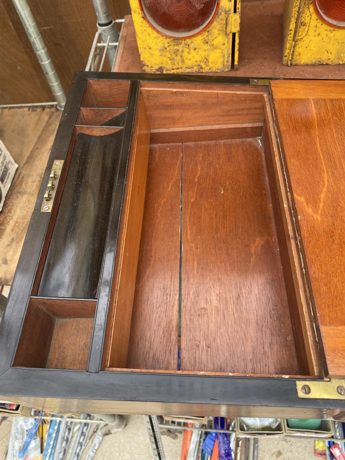 A VINTAGE WALNUT WRITING SLOPE WITH INNER GREEN VELVET LINER - Image 4 of 6