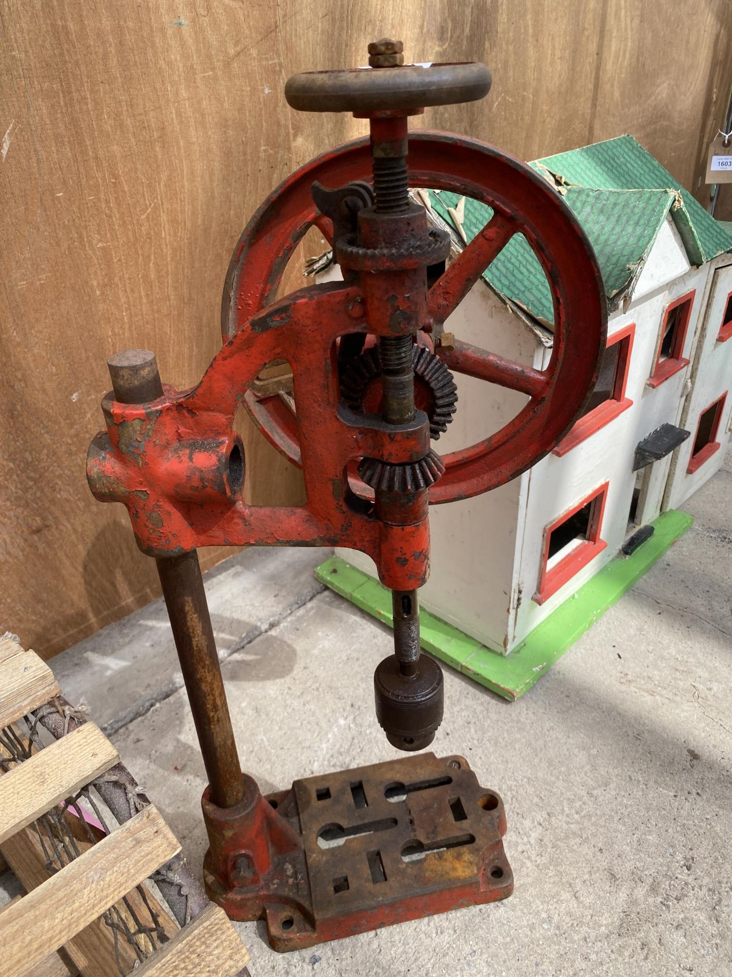 A VINTAGE METAL HEAVY DUTY PILLAR DRILL - Image 3 of 4