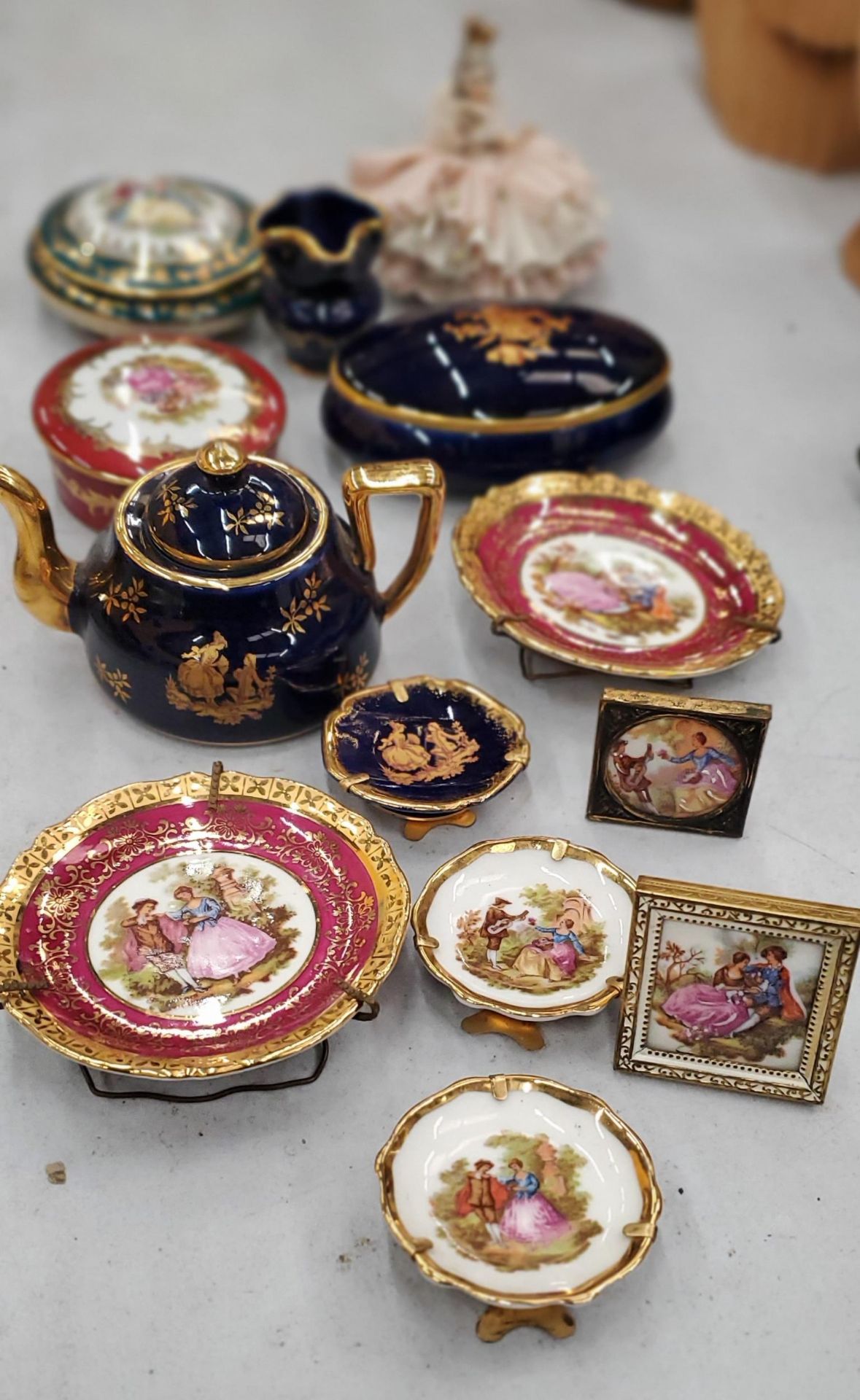 A COLLECTION OF MINIATURE LIMOGES TO INCLUDE TRINKET BOXES, PLATES, A TEAPOT, ETC PLUS A DRESDEN
