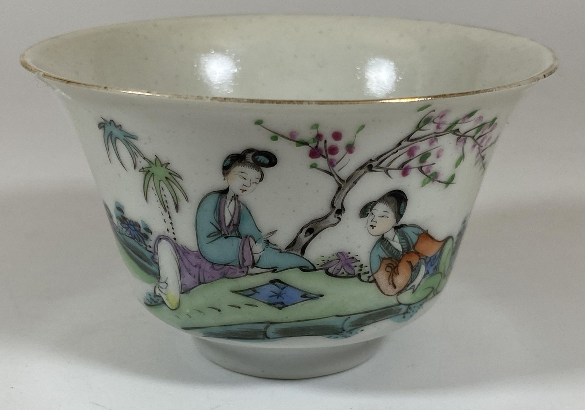 AN EARLY 20TH CENTURY CHINESE PORCELAIN BOWL WITH FIGURAL DESIGN, FOUR CHARACTER MARK TO BASE,