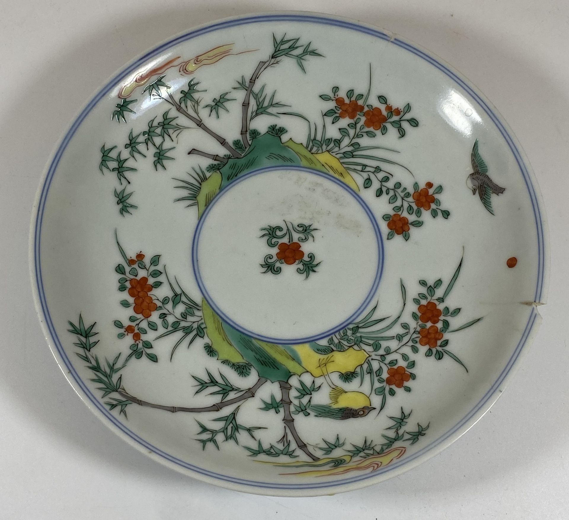 A CHINESE PORCELAIN PLATE WITH BIRD AND FLORAL DESIGN, SIX CHARACTER DOUBLE RING MARK TO BASE,