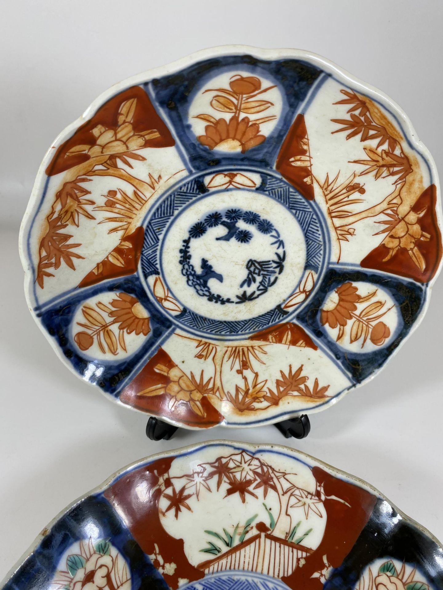 A PAIR OF JAPANESE MEIJI PERIOD (1868-1912) IMARI SCALLOPED RIM PLATES, DIAMETER 22CM - Image 2 of 5