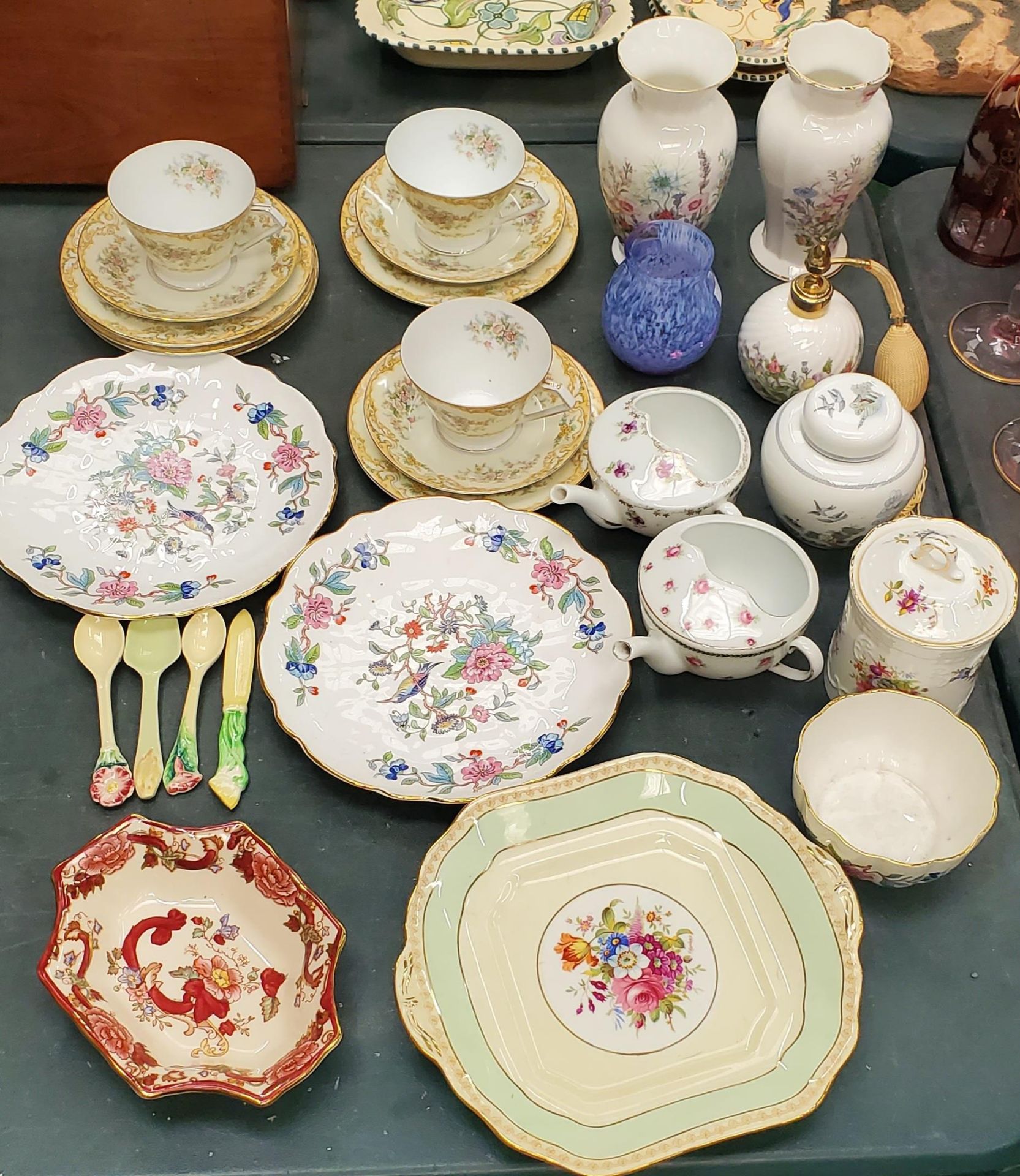 A QUANTITY OF CHINA ITEMS TO INCLUDE NORITAKE TRIOS, AYNSLEY PLATES, VASES AND A SCENT BOTTLE, A