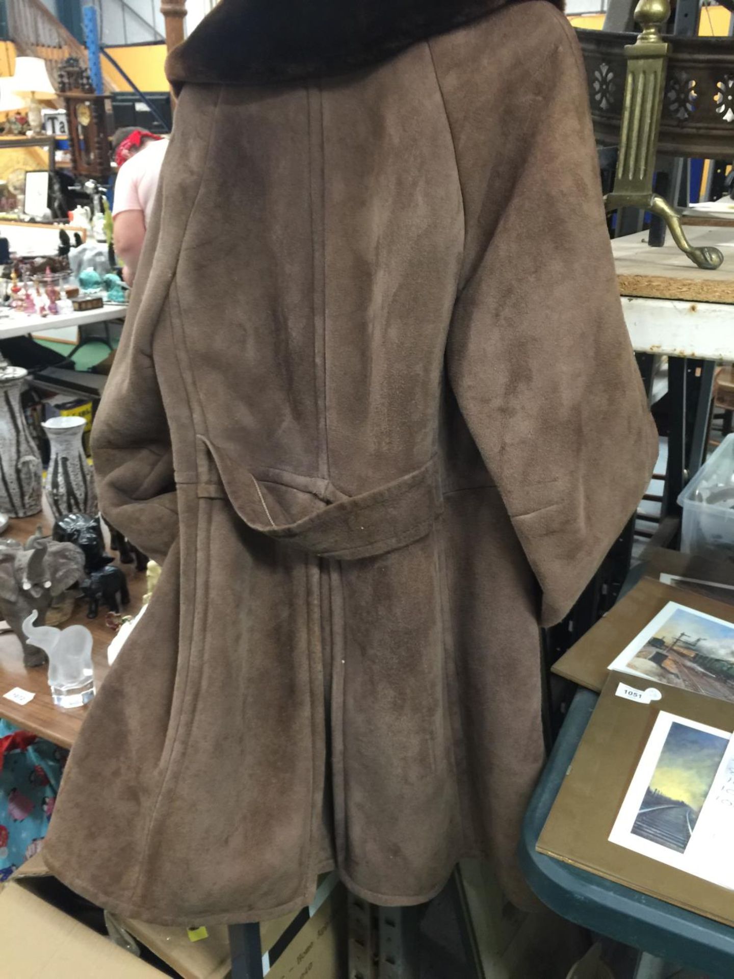 A VINTAGE SHEEPSKIN COAT WITH A FUR COLLAR - Image 4 of 4