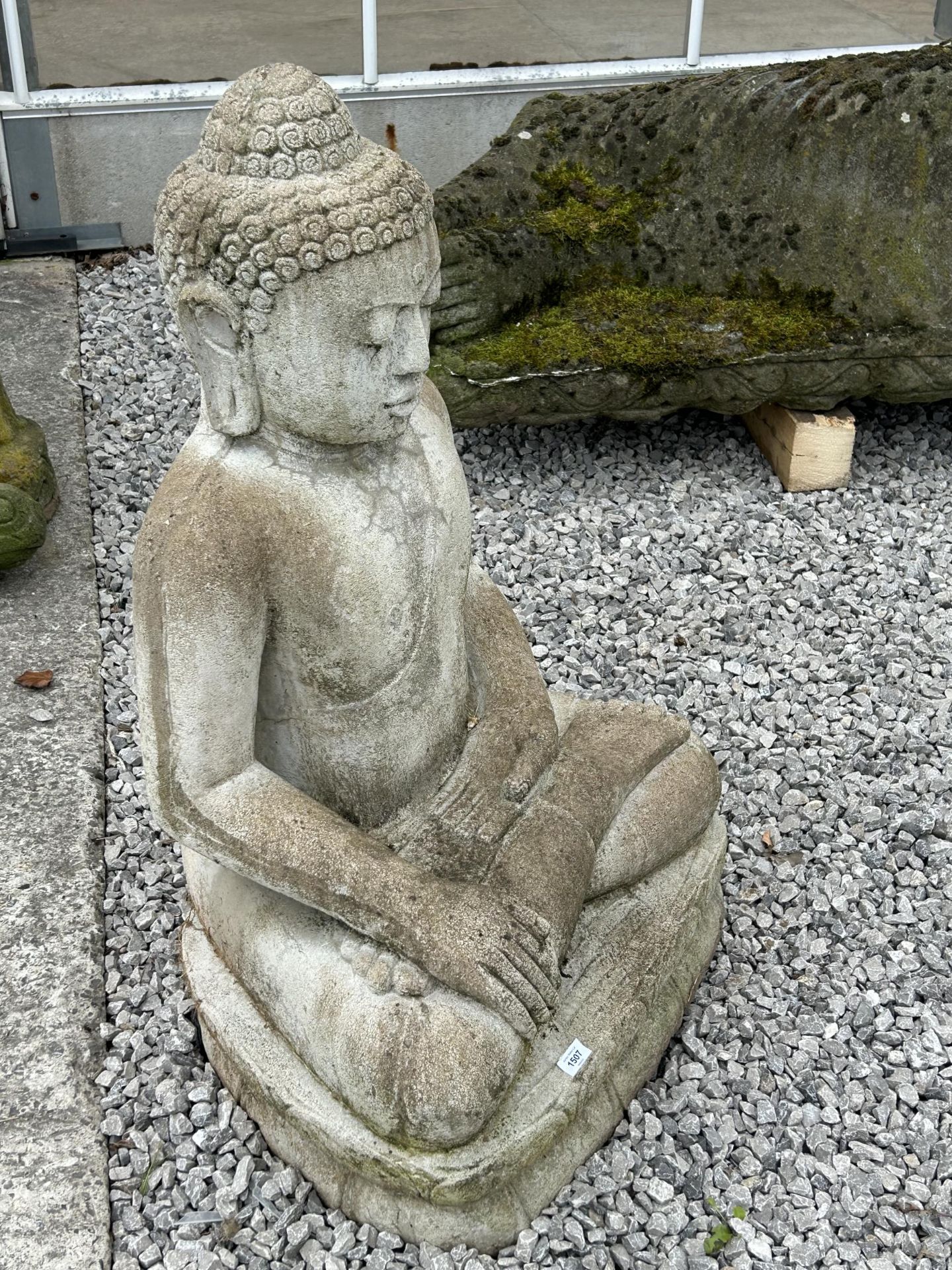A LARGE RECONSTITUTED STONE BUDDHIST DIETY FIGURE - HEIGHT 107 CM, DEPTH 48 CM - Image 4 of 5
