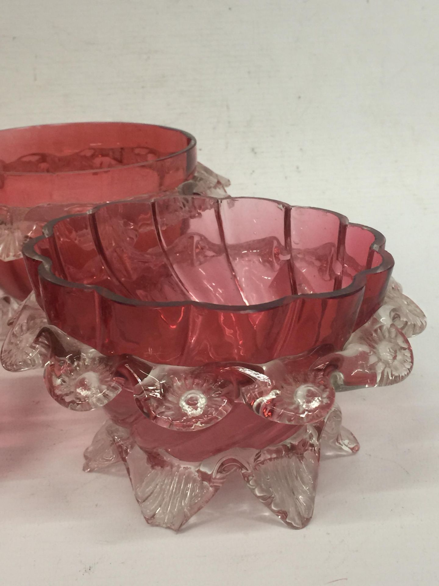 A GROUP OF FIVE VINTAGE CRANBERRY GLASS BOWLS - Image 4 of 6