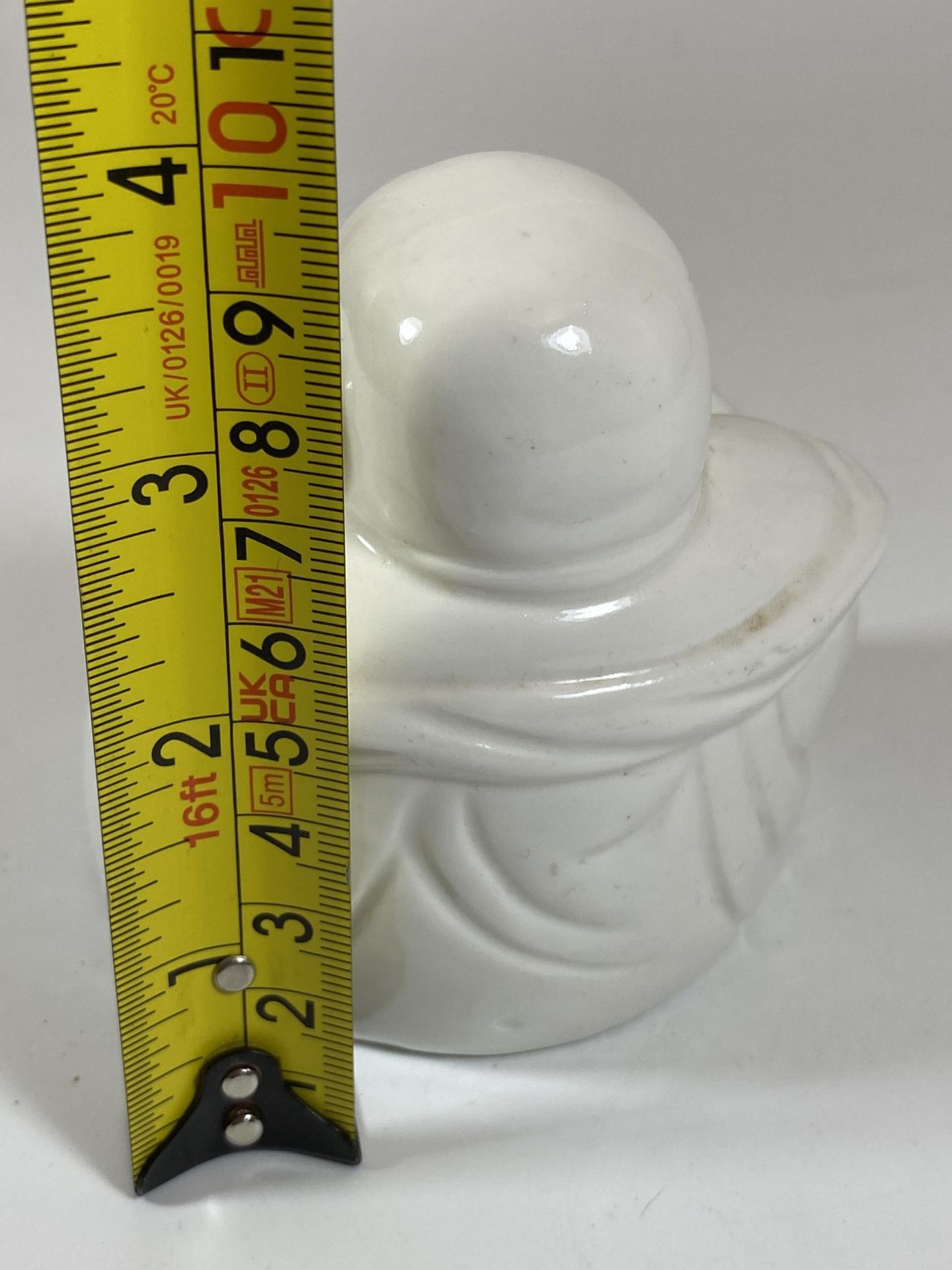 A CHINESE BLANC DE CHINE PORCELAIN MODEL OF A BUDDHA, HEIGHT 10CM - Bild 5 aus 5