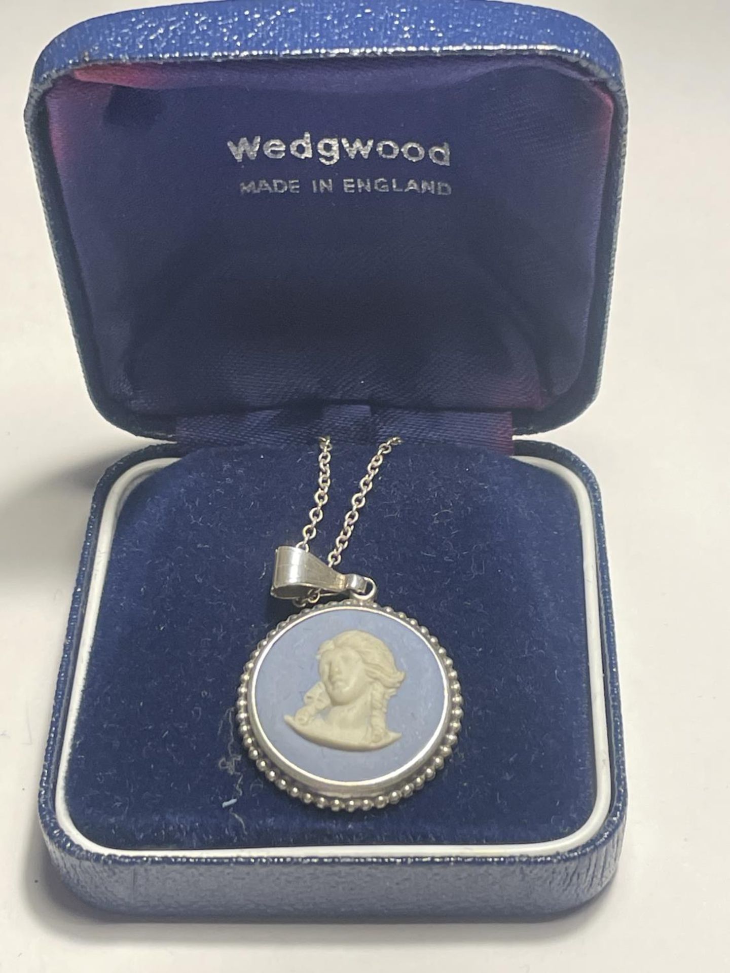 A WEDGEWOOD AND SILVER NECKLACE WITH PENDANT IN A PRESENTATION BOX