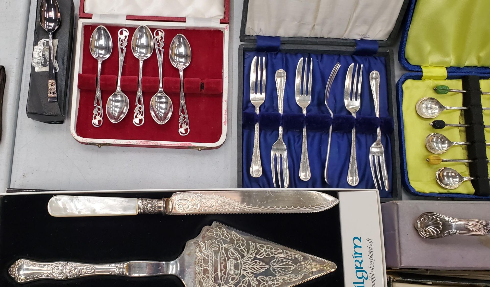 A QUANTITY OF VINTAGE FLATWARE, SOME IN BOXES, TO INCLUDE COFFEE BEAN SPOONS - Image 2 of 5