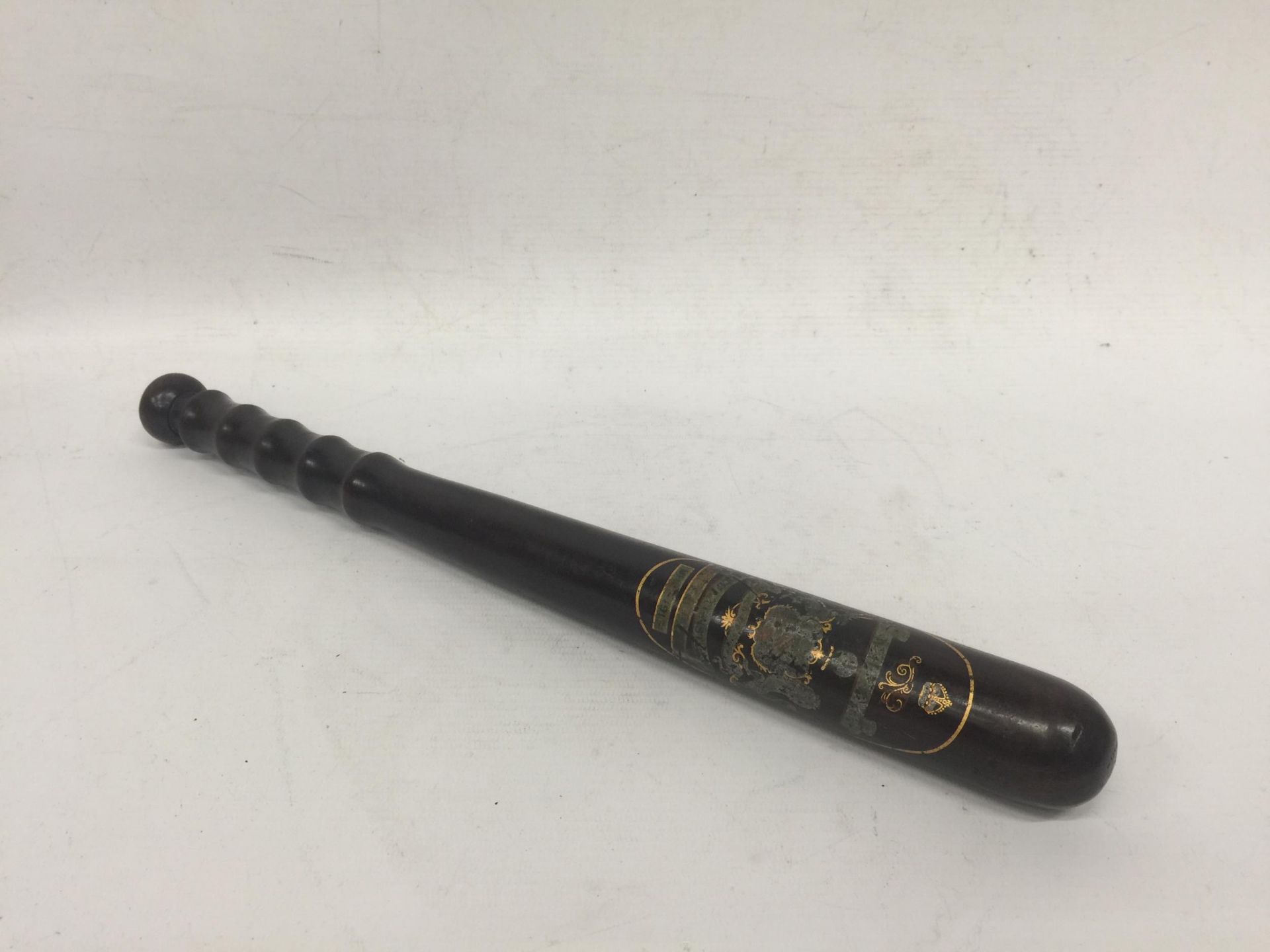 A WW1 GEORGE V SPECIAL CONSTABLE TRUNCHEON, MANCHESTER, DATED 1918