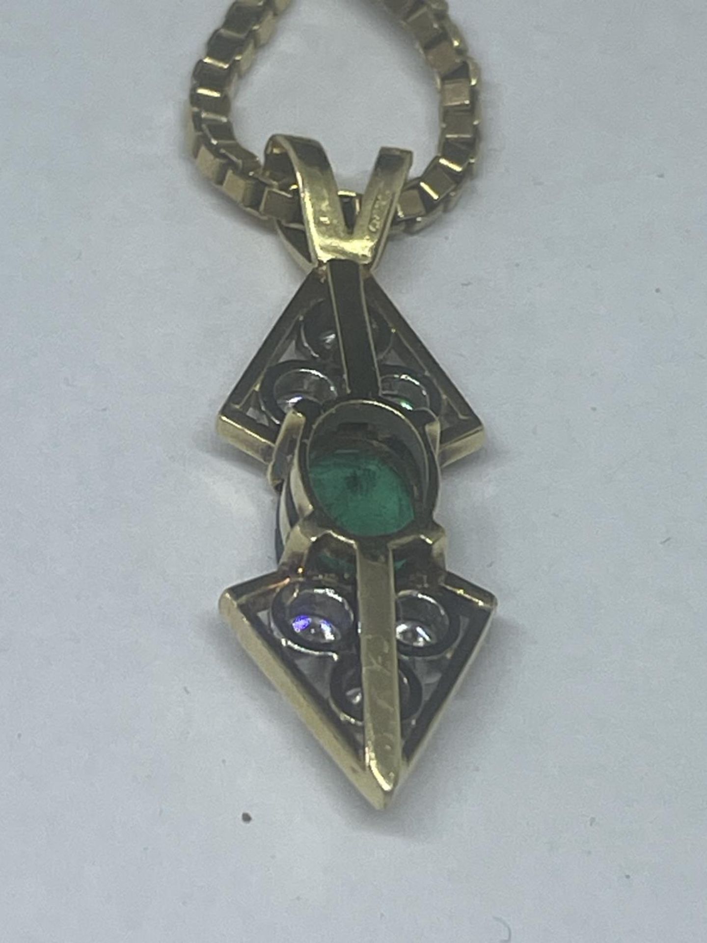 AN 18 CARAT YELLOW GOLD ABSTRACT DESIGN PENDANT WITH CENTRE EMERALD SURROUNDED BY SIX DIAMONDS ON - Bild 3 aus 4