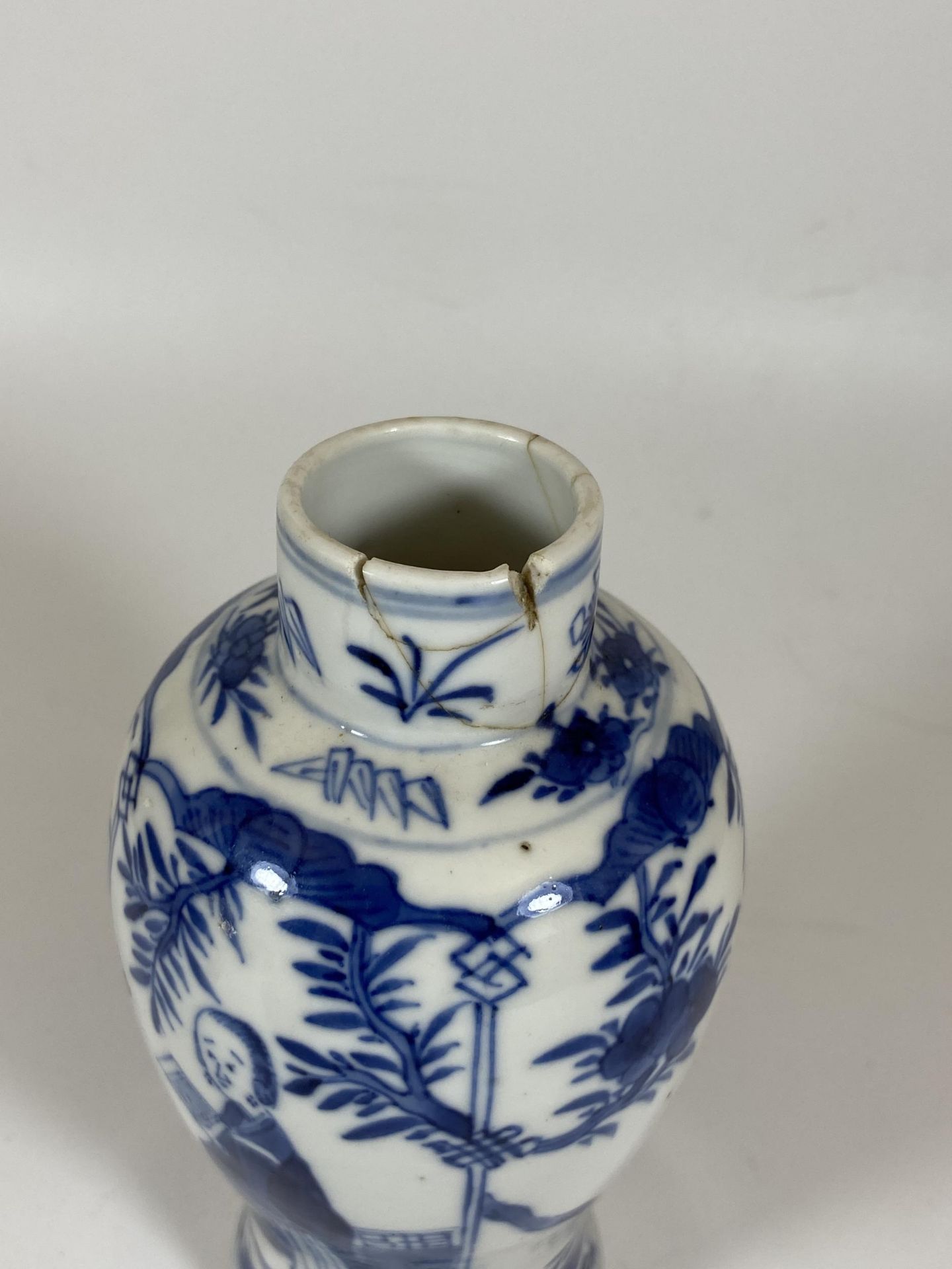 A LATE 19TH CENTURY CHINESE KANGXI STYLE BLUE AND WHITE FIGURAL DESIGN VASE, HEIGHT 18CM - Image 4 of 6