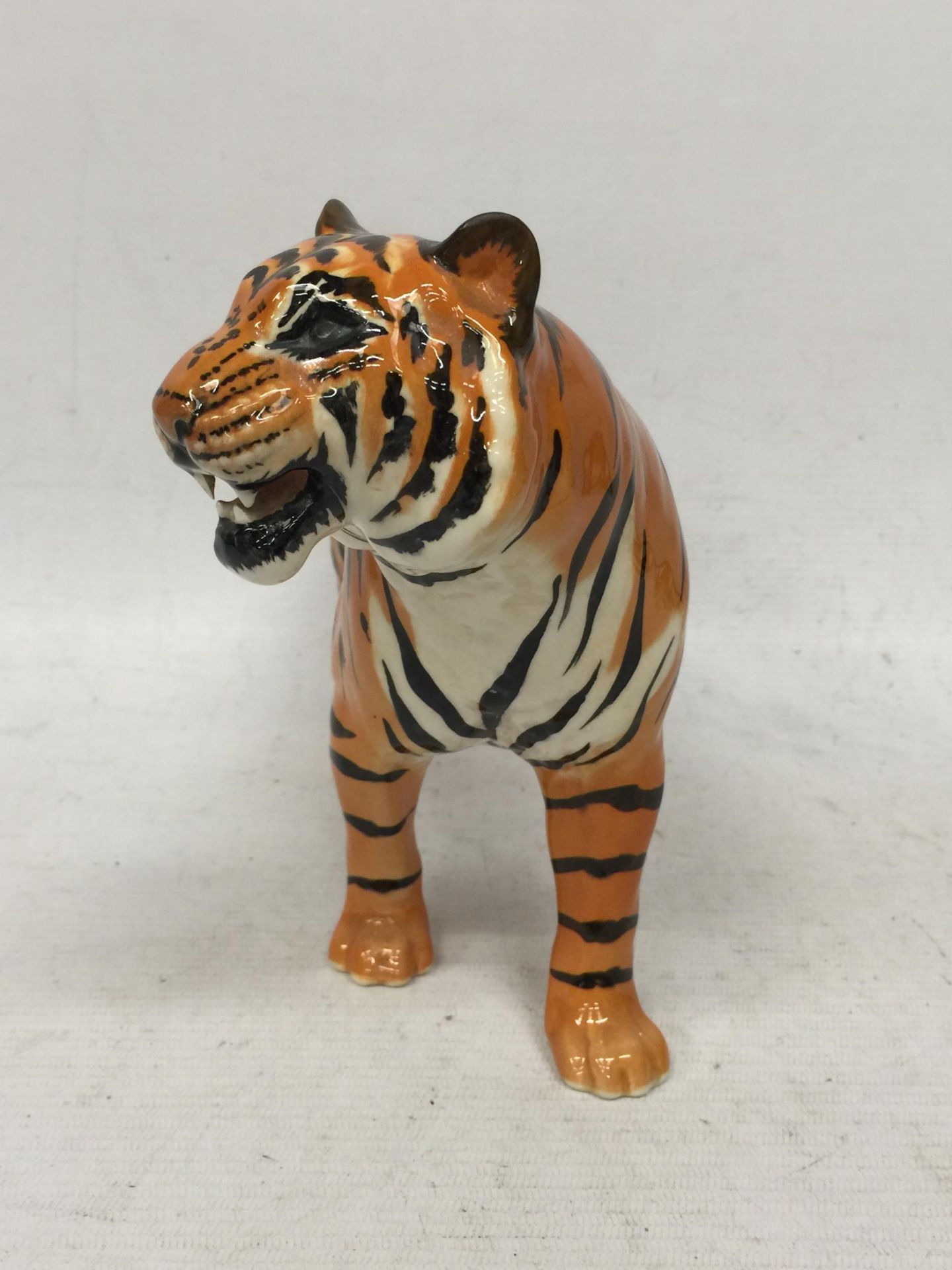 A BESWICK GLOSS BENGAL TIGER ANIMAL FIGURE - Bild 2 aus 5