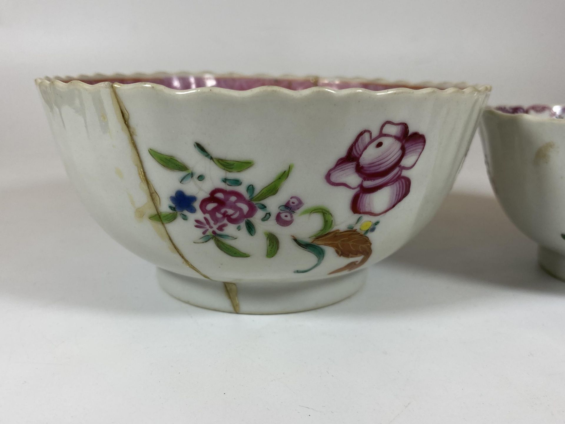 TWO 19TH CENTURY CHINESE FAMILLE ROSE BOWLS, LARGEST DIAMETER 14CM - Image 2 of 5