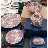 A COLLECTION OF 'TOYO COLLECTIONS' CERAMICS TO INCLUDE A WALL PLATE, CABINET PLATE, BOWL, TRINKET