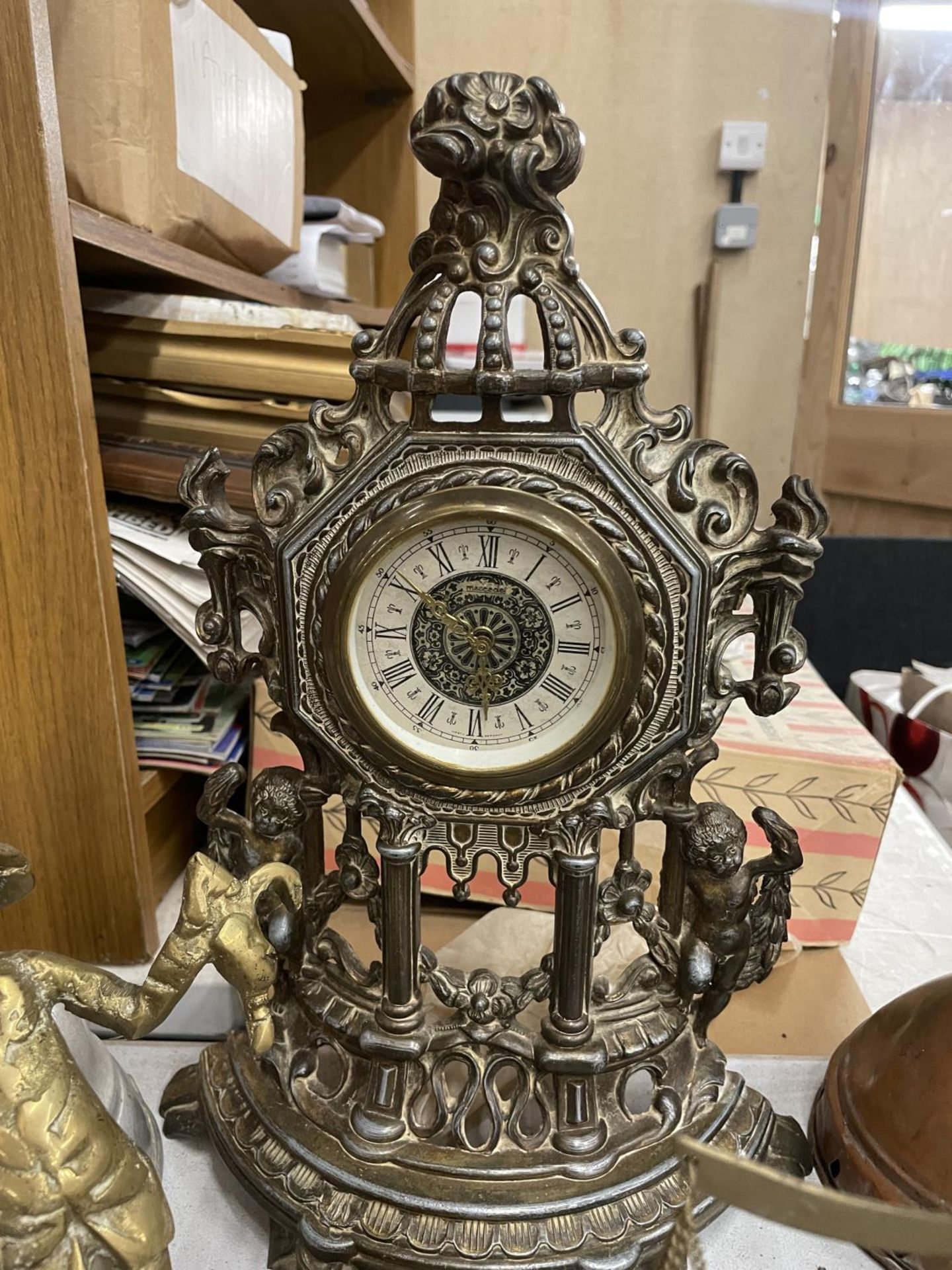 A LARGE QUANTITY OF BRASSWARE TO INCLUDE AN ORNATE MANTLE CLOCK, TOASTING FORKS, ANIMALS, ETC - Image 2 of 5