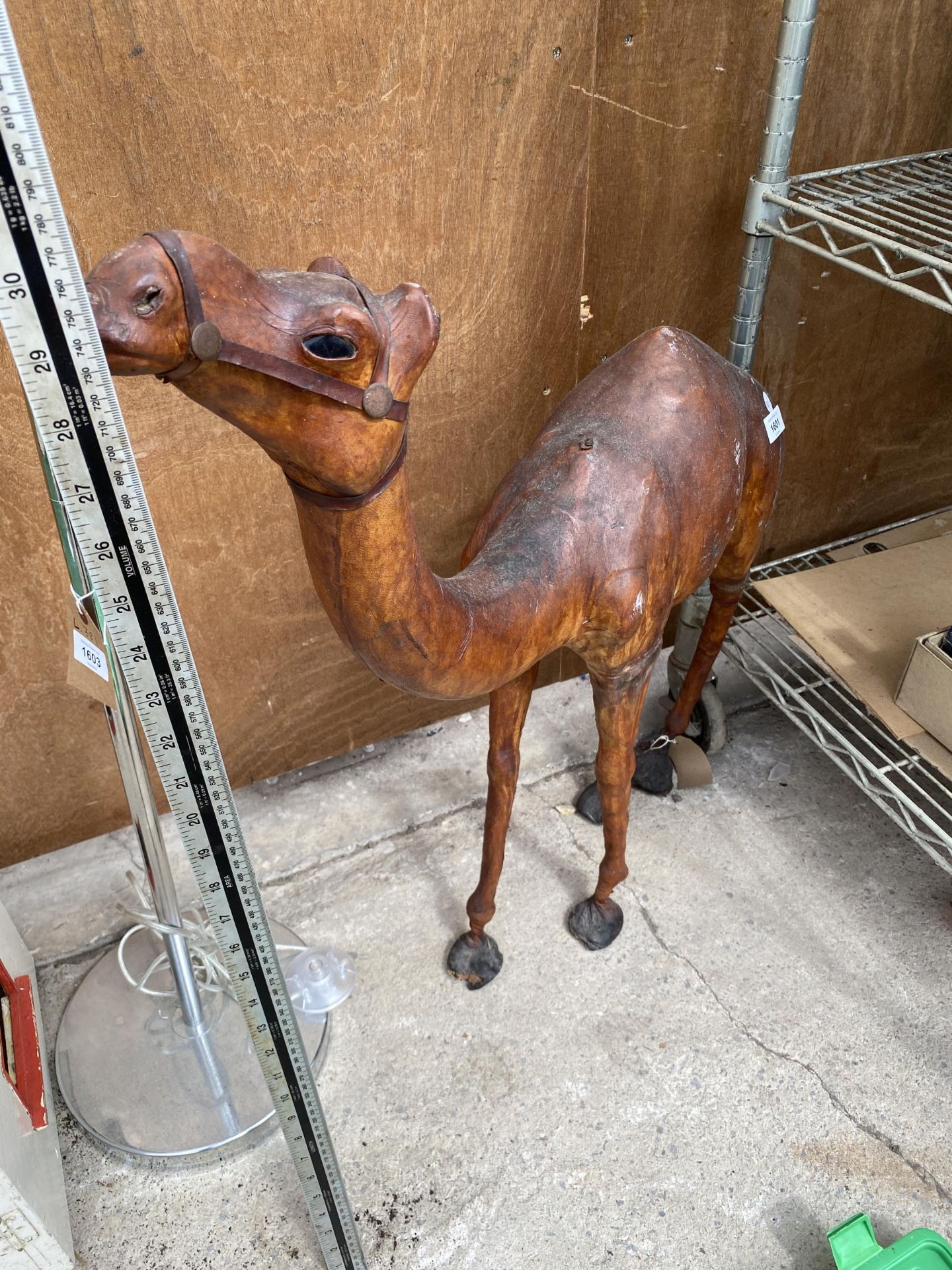 A LARGE VINTAGE LEATHER CAMEL FIGURE, HEIGHT 78CM - Image 2 of 5