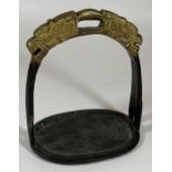 A SOLID CAST IRON ORIENTAL STIRRUP WITH DRAGON HEAD DESIGN, HEIGHT 15CM