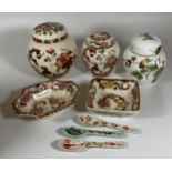 A GROUP OF CERAMICS TO INCLUDE MASONS RED MANDALAY, COALPORT STRAWBERRY GINGER JAR ETC