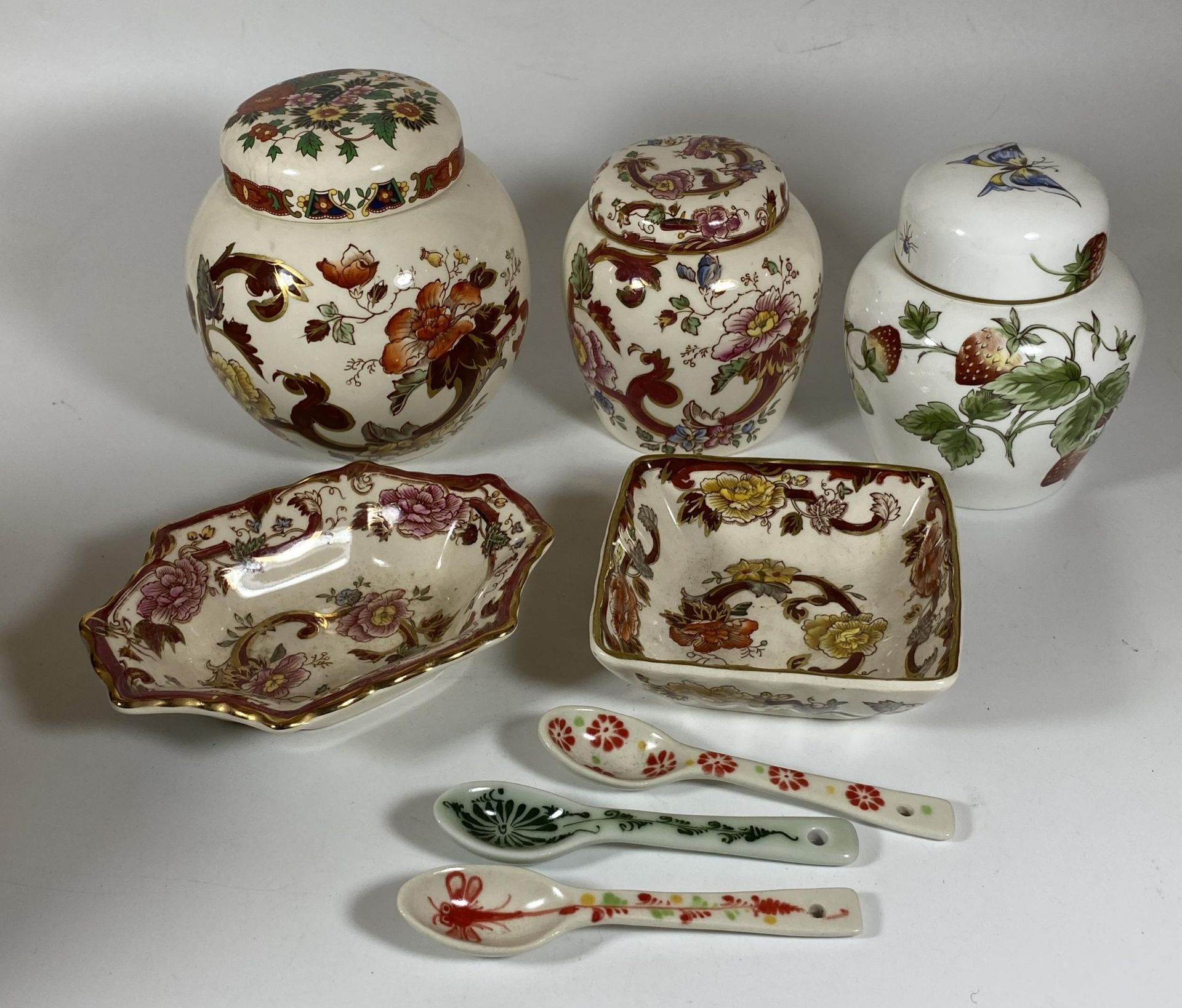 A GROUP OF CERAMICS TO INCLUDE MASONS RED MANDALAY, COALPORT STRAWBERRY GINGER JAR ETC