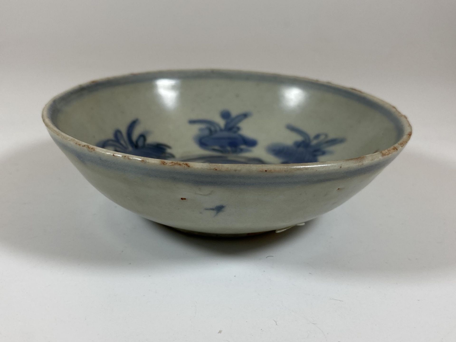 A BELIEVED MING DYNASTY CHINESE BLUE AND WHITE PORCELAIN BOWL, DIAMETER 11CM - Image 2 of 7