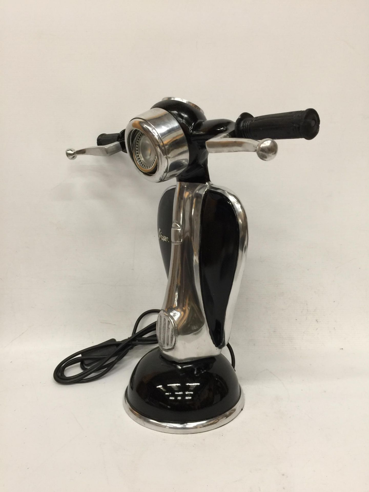 A BLACK VESPA SCOOTER TABLE LAMP - Image 3 of 5