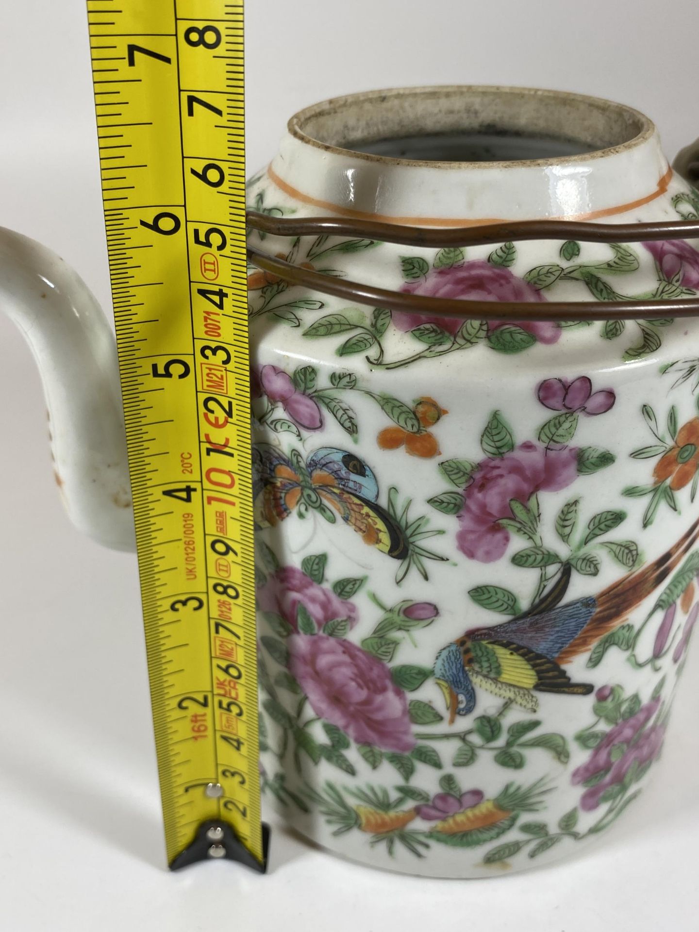 A 19TH CENTURY CHINESE CANTON FAMILLE ROSE BIRD AND FLORAL DESIGN TEAPOT, HEIGHT 16CM - Image 5 of 5