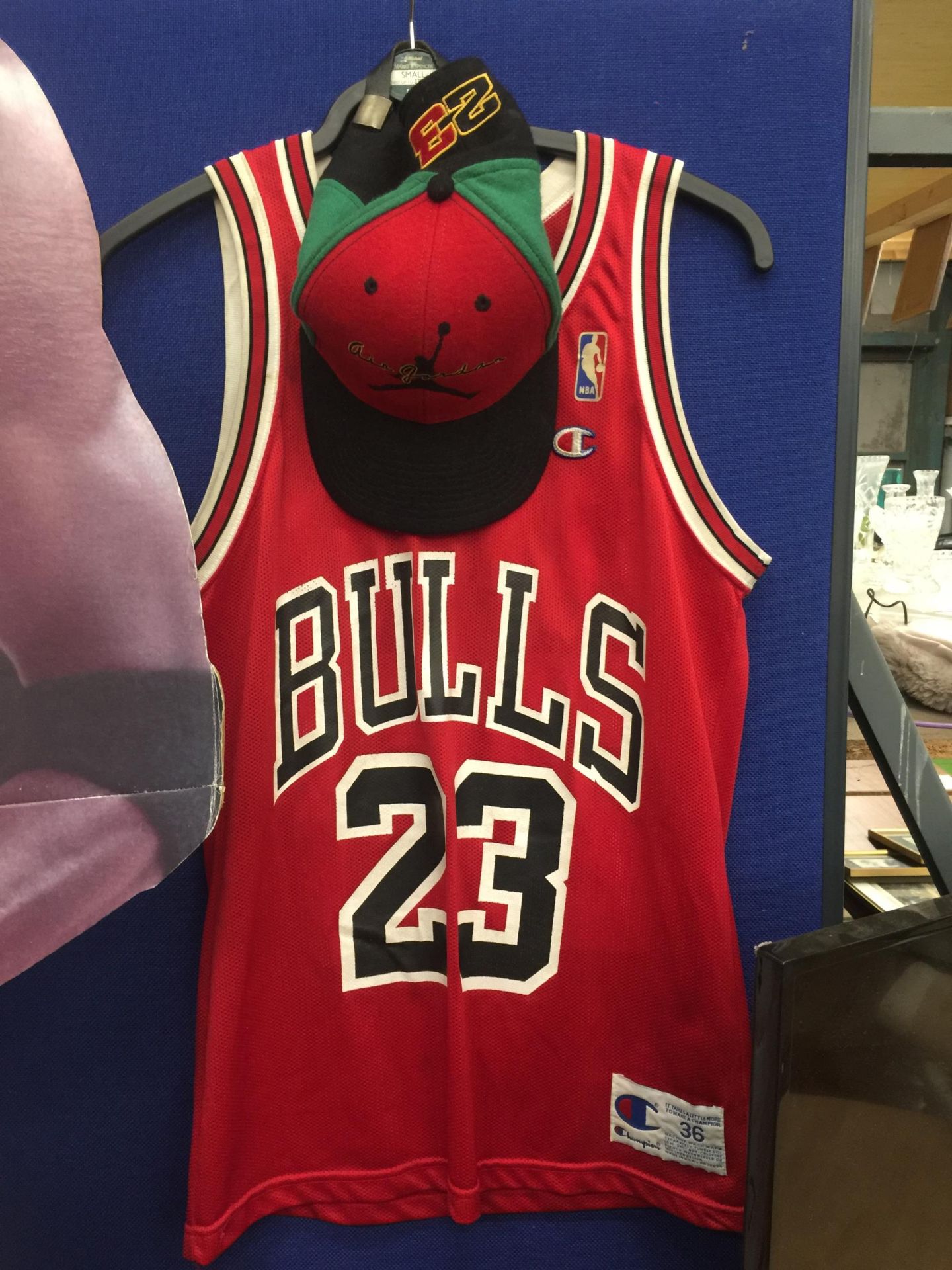 A MICHAEL JORDAN SPORTING LOT - SIGNED CUTOUT, CHICAGO BULLS JERSEY, NIKE HAT AND GOLD NBA - Image 2 of 7