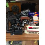 A COLLECTION OF VINTAGE CAMERAS AND ACCESSORIES TO INCLUDE A KODAK BROWNIE 127, MINOLTA AUTO FOCUS