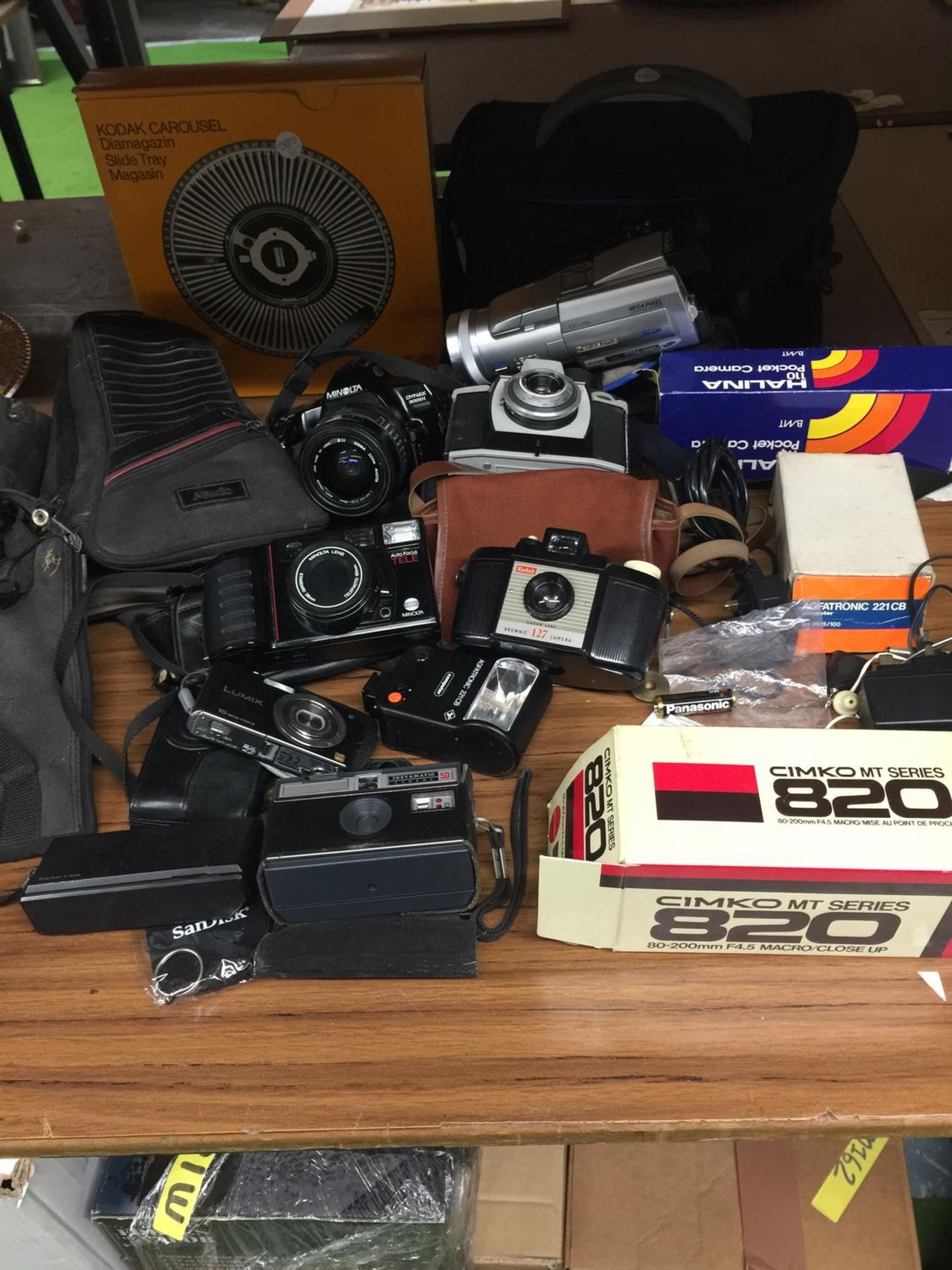 A COLLECTION OF VINTAGE CAMERAS AND ACCESSORIES TO INCLUDE A KODAK BROWNIE 127, MINOLTA AUTO FOCUS