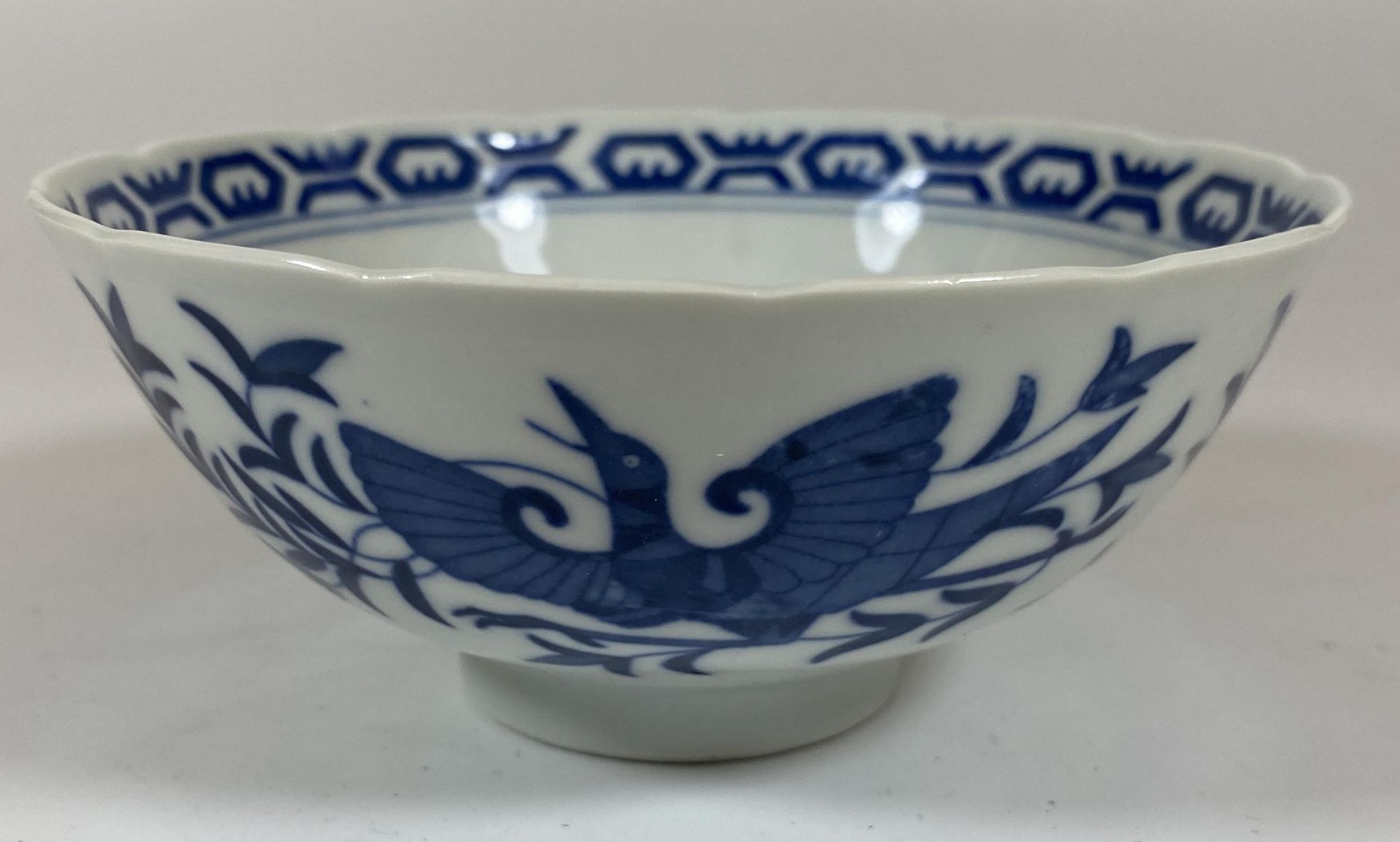 A CHINESE BLUE AND WHITE PHOENIX DESIGN BOWL, FOUR CHARACTER MARK TO BASE, DIAMETER 13CM