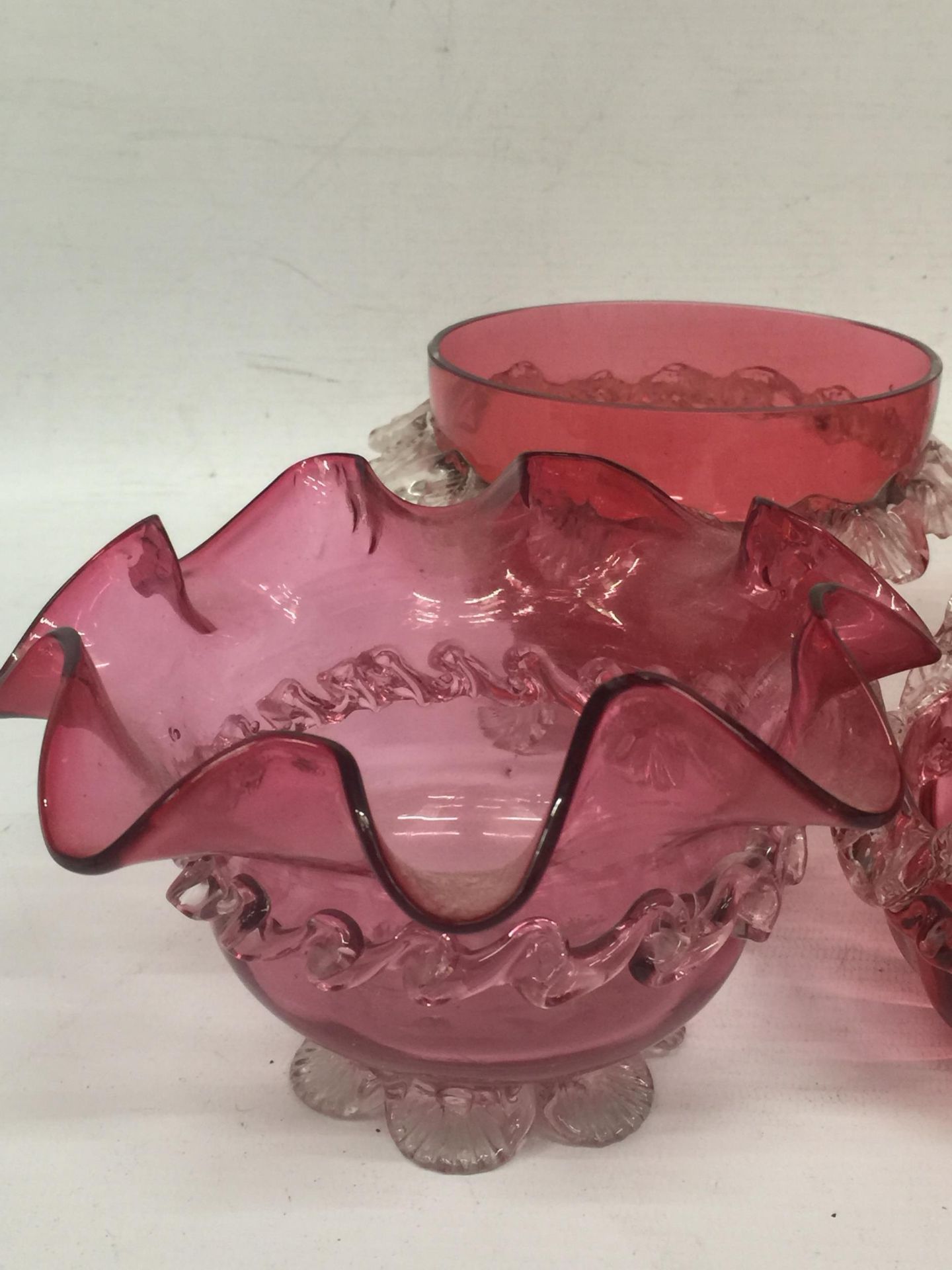 A GROUP OF FIVE VINTAGE CRANBERRY GLASS BOWLS - Image 3 of 6