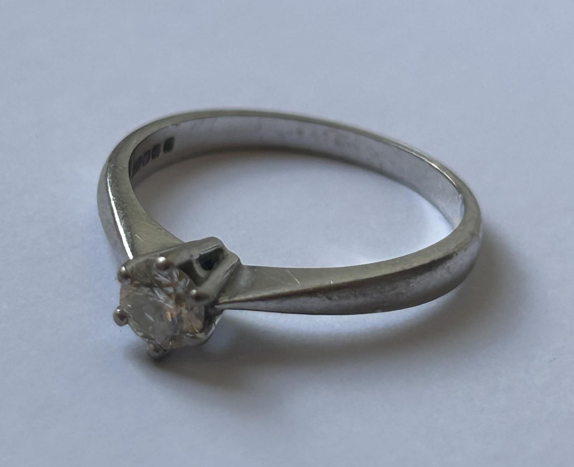 AN 18 CARAT WHITE GOLD DIAMOND SOLITAIRE RING WITH A 0.33 CARAT DIAMOND WITH A 'VERY GOOD' QUALITY E