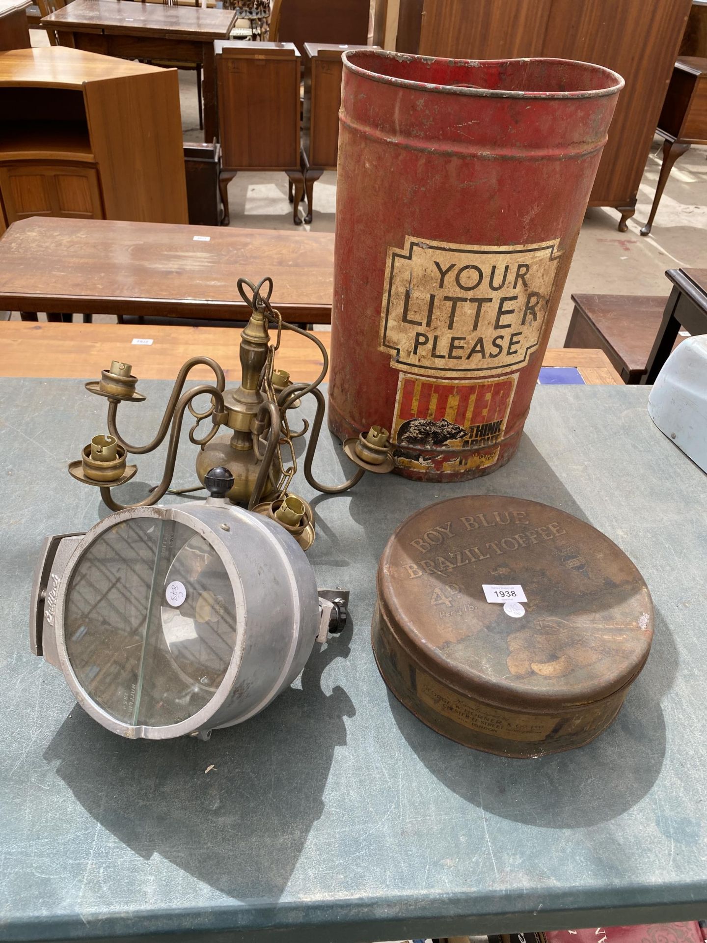 A MIXED LOT TO INCLUDE METAL BIN, LIGHT, CEILING LIGHT AND VINTAGE TIN