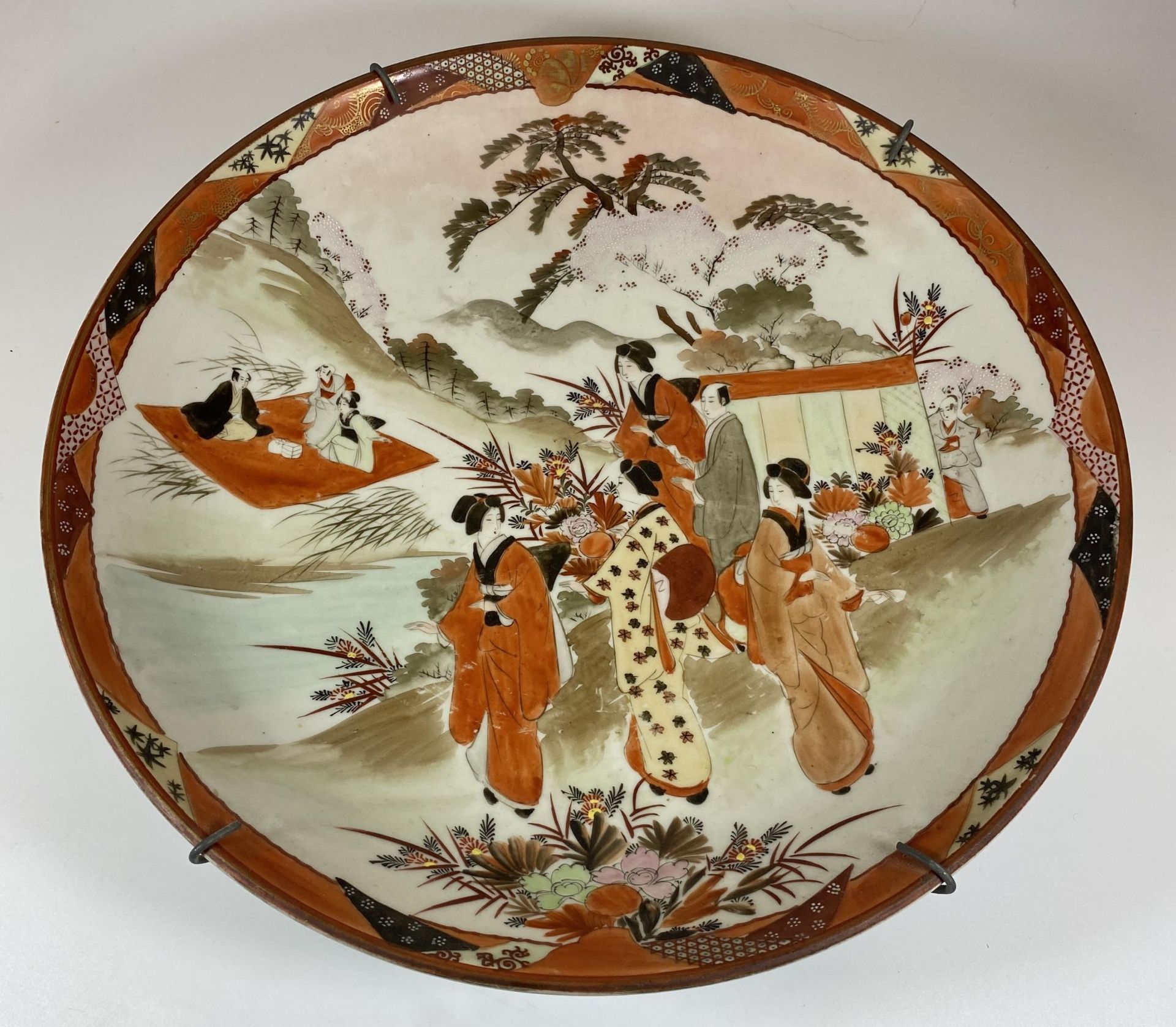 A LARGE JAPANESE MEIJI PERIOD (1868-1912) KUTANI CHARGER WITH FIGURAL DESIGN, DIAMETER 36CM