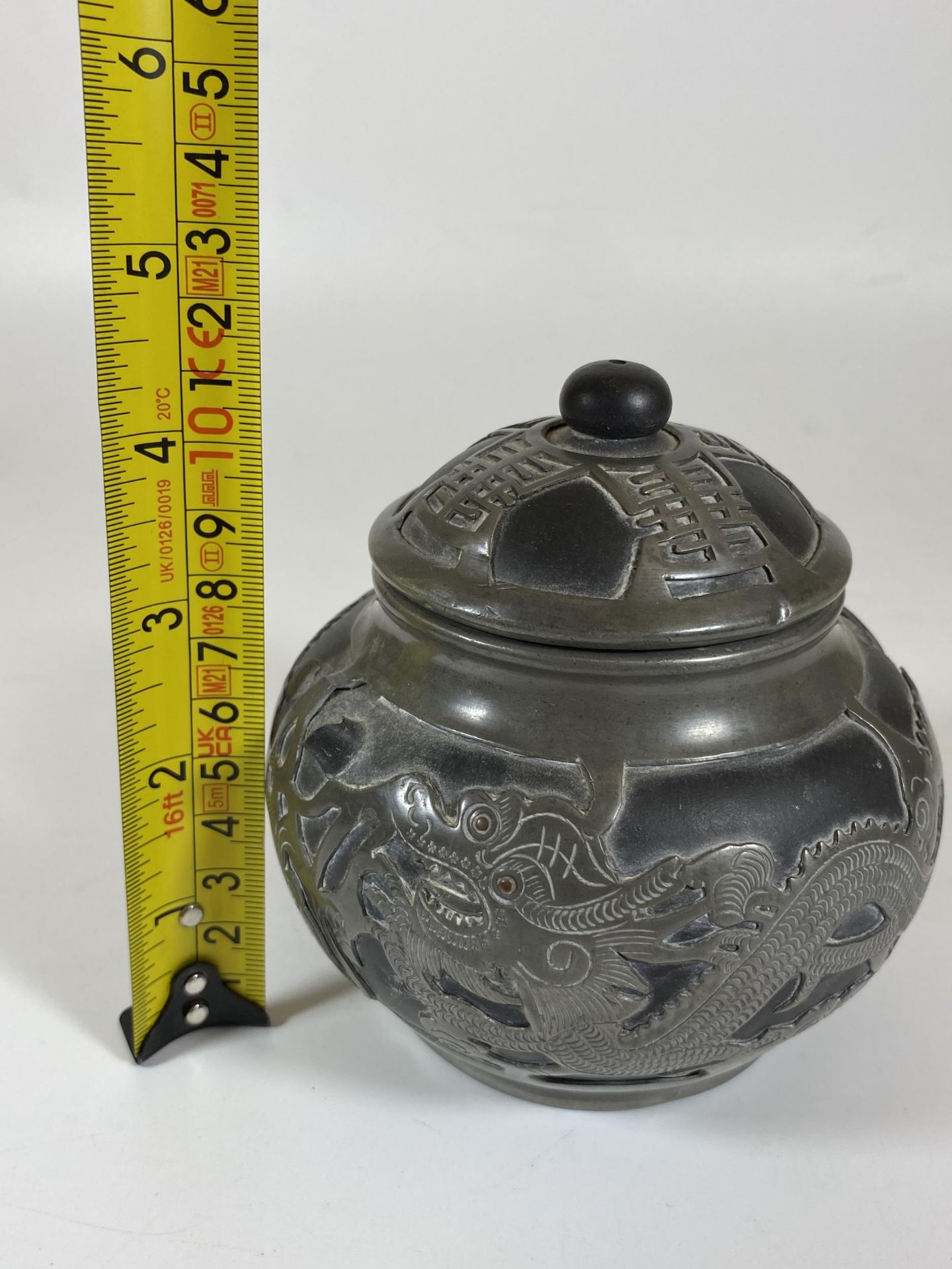 A CHINESE PEWTER LIDDED DRAGON DESIGN SUGAR BOWL, SEAL MARK TO BASE, HEIGHT 12CM - Bild 5 aus 5