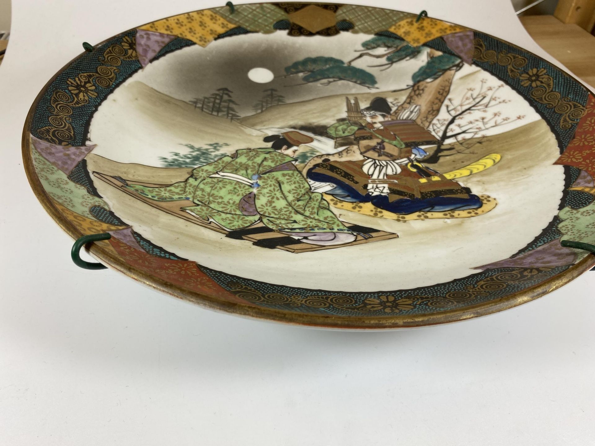 A LARGE JAPANESE MEIJI PERIOD (1868-1912) CHARGER DEPICTING A SAMURAI IN THE MOONLIGHT, DIAMETER - Image 3 of 5