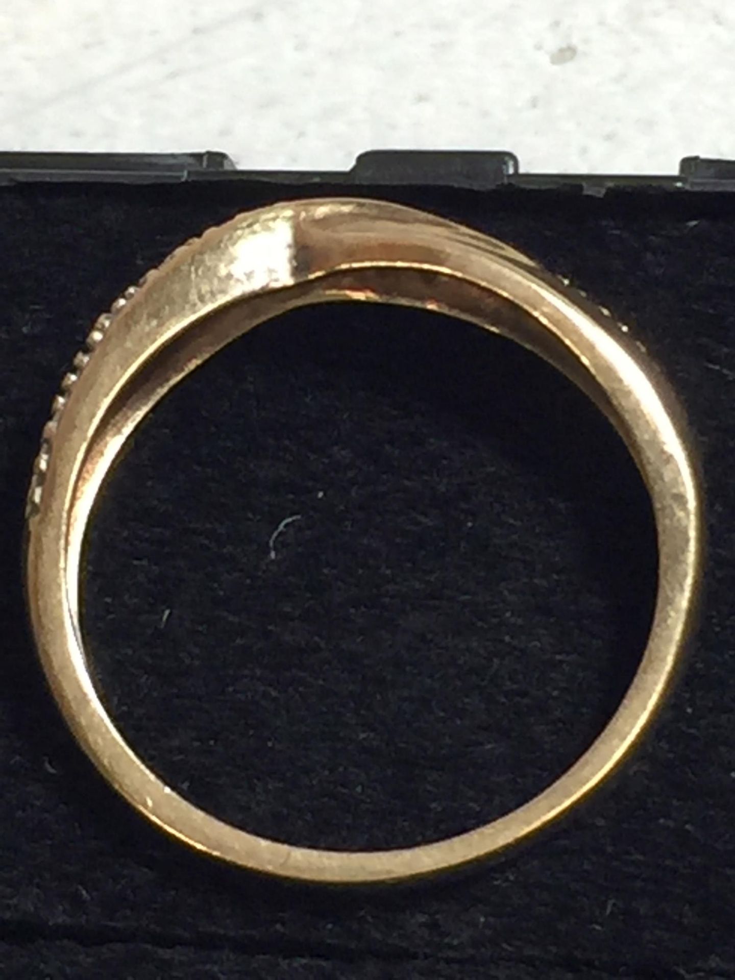 A 9CT GOLD CROSSOVER RING WITH DIAMONDS, WEIGHT 1.4G, SIZE J - Bild 2 aus 3